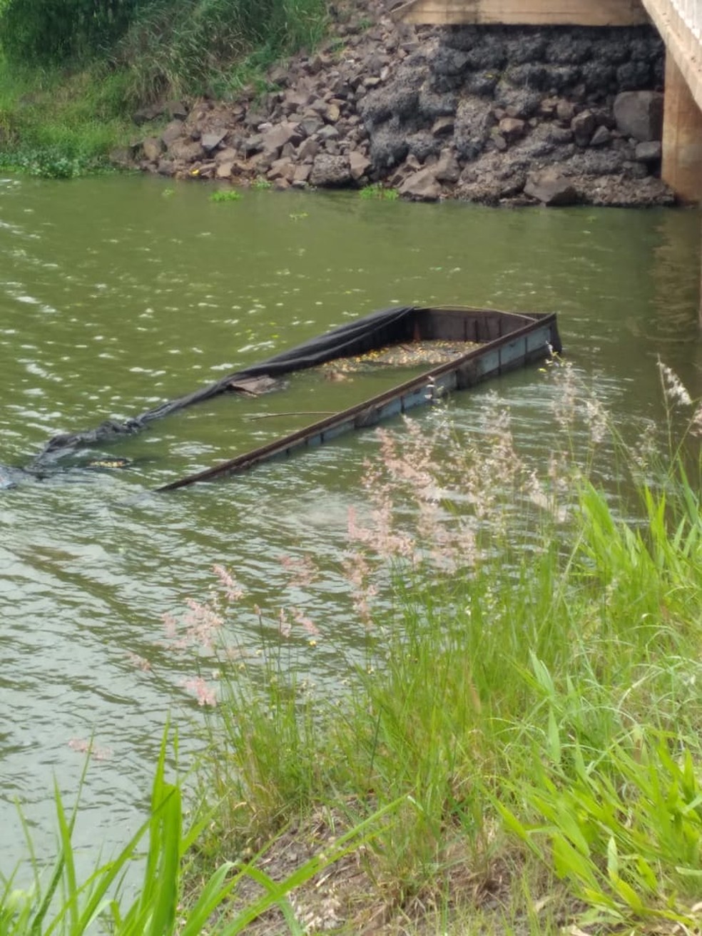 Caminhão caiu no rio Capivara, em Botucatu (SP) — Foto: Redes Sociais/Reprodução