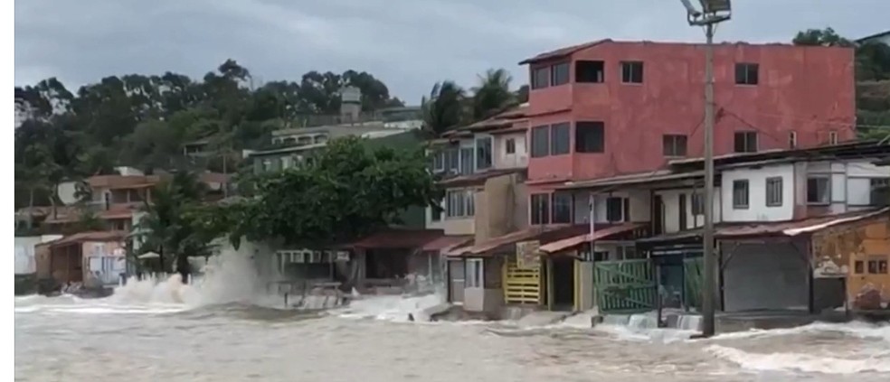 ressaca - Marinha emite alerta para ciclone tropical na costa do ES