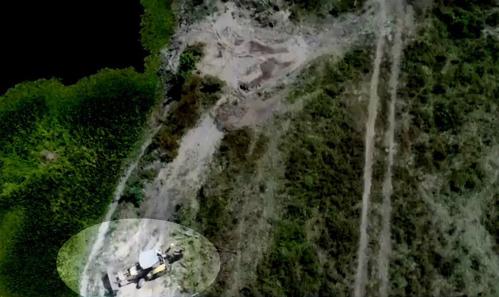 Imagem aérea mostra trator usado para retirar areia em área invadida — Foto: Reprodução/TV Santa Cruz