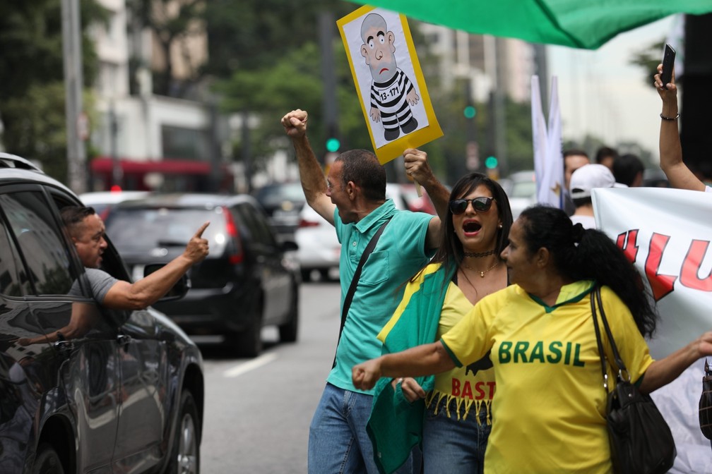 Protesto na avenida Paulista, em São Paulo, tem placas que exibem Lula com uniforme de presidiário.  (Foto: Marcelo Brandt/G1)