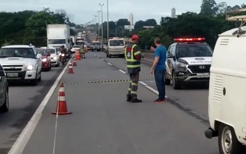 Duplo homicídio na BR-153 deixa o trânsito congestionado em Goiânia (Foto: PRF/ Divulgação)