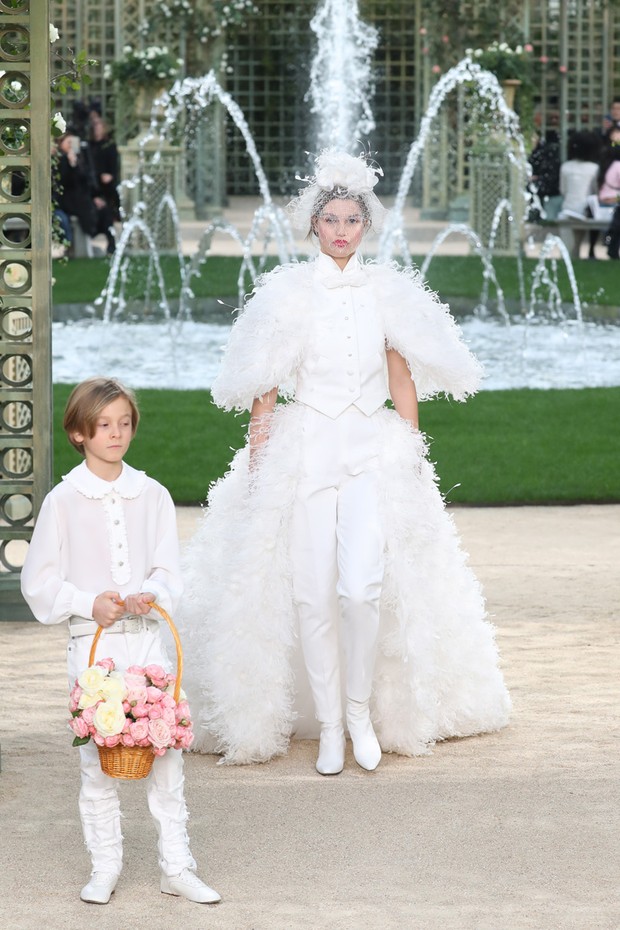 Hudson Kroenig, Karl Lagerfeld's godson, served as page boy for the bridal gown presentation at the Chanel Haute Couture Spring/Summer 2018 show in Paris (Foto: Antonio Barros)