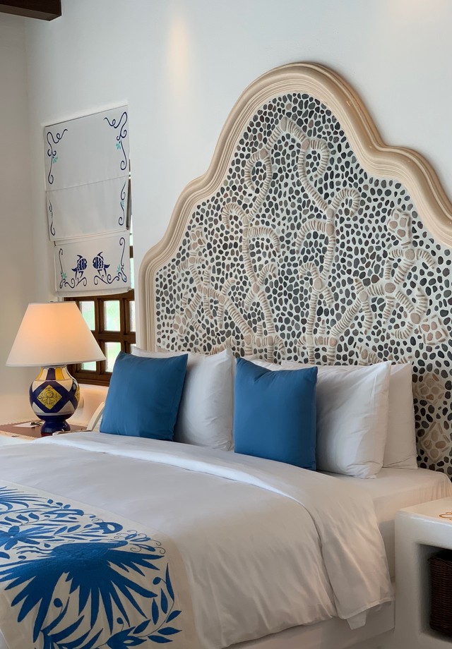 Detalhes: a cama com mosaico, a roupa de cama e as cortinas bordadas são feitas por artesãs locais (Foto: arquivo pessoal/Camilla Guebur)
