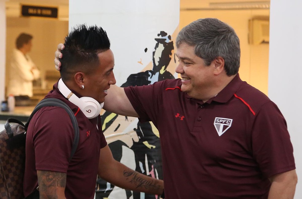 Cueva e Fernando Chapecó, diretor adjunto de futebol do São Paulo (Foto: Rubens Chiri / saopaulofc.net)