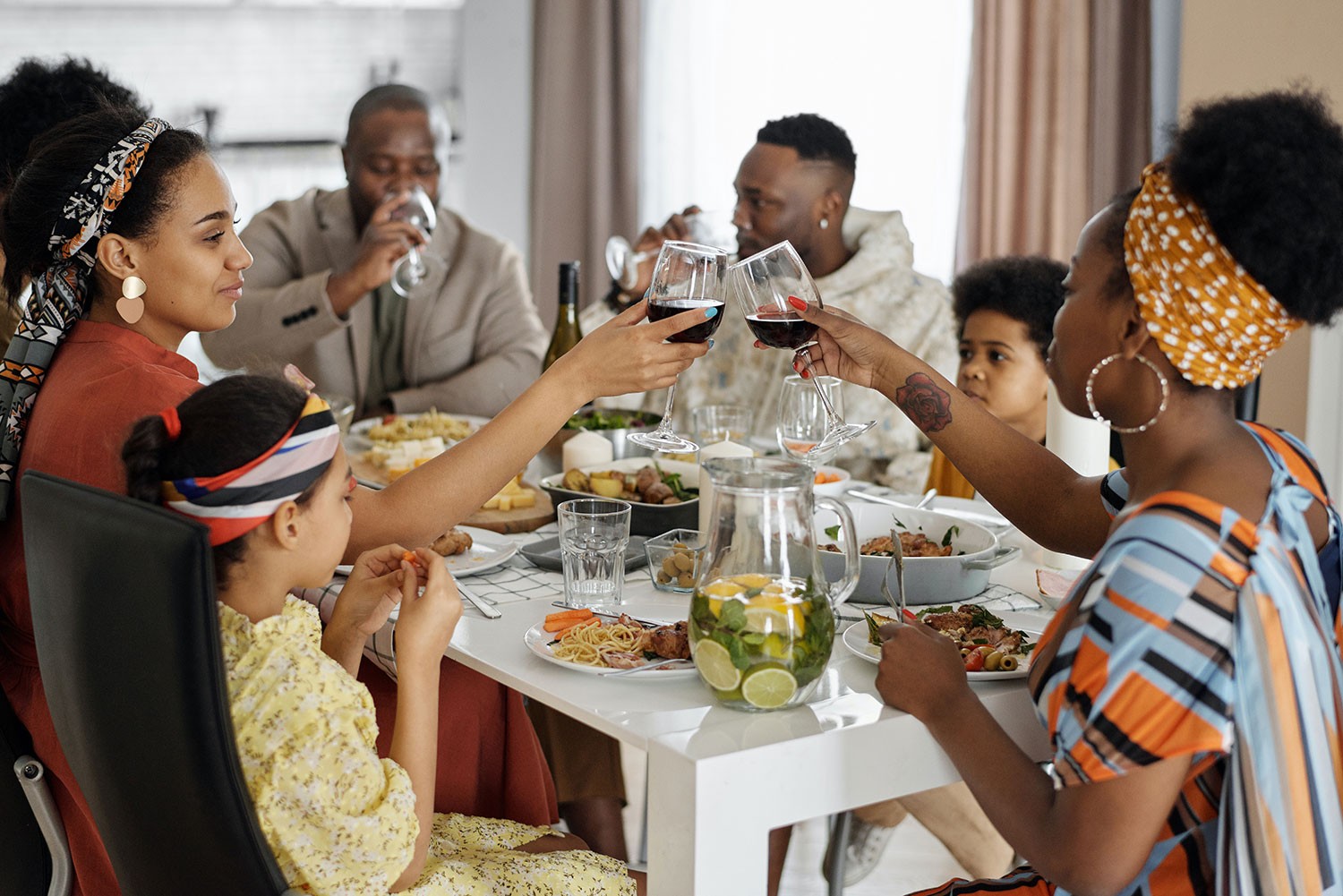 Férias de natal grupo de pessoas tem uma festa de ano novo dentro de casa  juntos