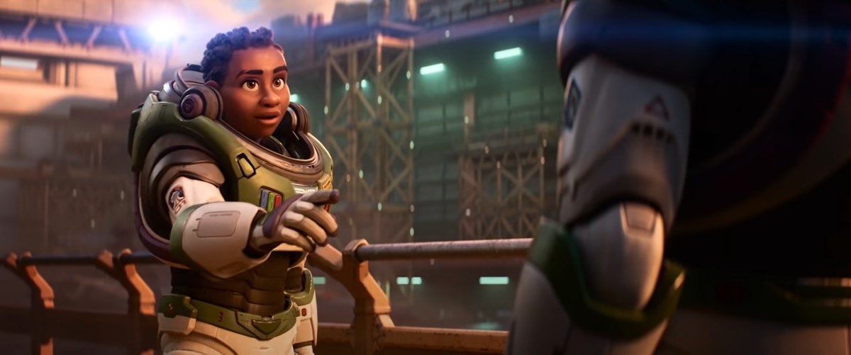 ‘Lightyear’ é banido nos Emirados Árabes e Arábia Saudita por causa de beijo lésbico, diz revista |  Cinema