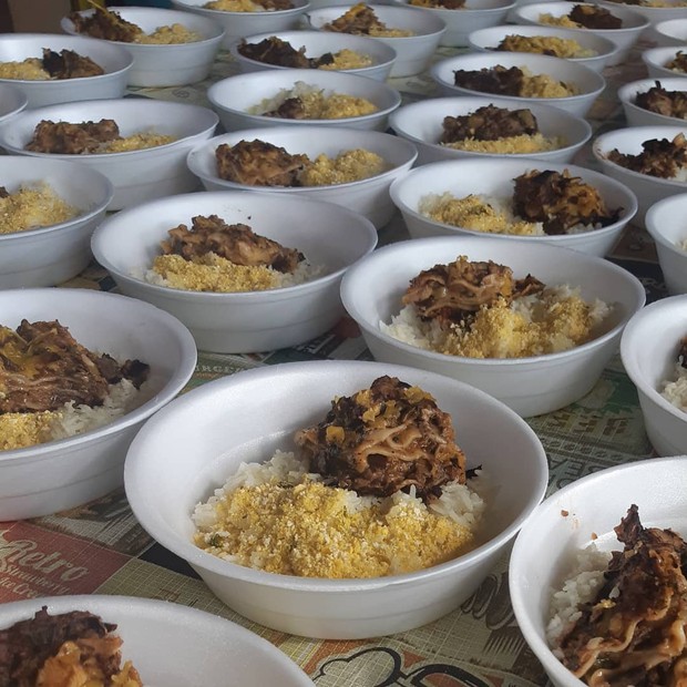 Marmitas veganas de lasanha, arroz e farofa (Foto: Reprodução/Instagram)
