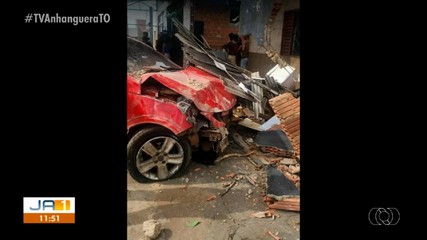 Condutor não habilitado bate carro em muro; veículo tinha R$ 18 mil em multas