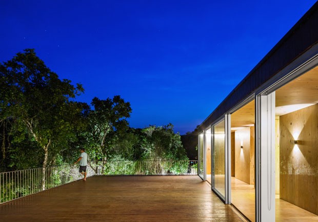Uma casa de praia integrada ao verde e com arquitetura premiada (Foto: Nelson Kon)