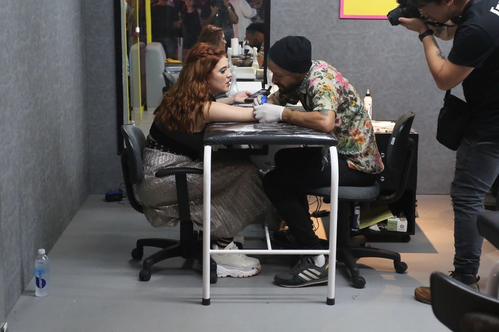 Ana clara e a tatuagem Ex Bbb Ana Clara Faz Tatuagem Em Camarote Do Lollapalooza Lollapalooza 2019 G1