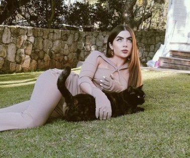 Jade Picon posa com gata preta (Foto: Instagram)