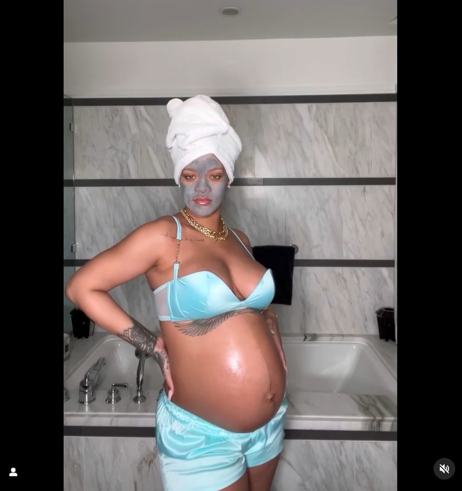 Na reta final da gravidez, Rihanna exibe a barriguinha