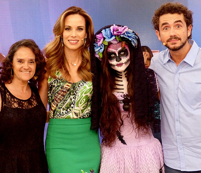 Nathalia Martins com a mãe e os apresentadores Ana Furtado e Felipe Andreoli (Foto: Cristina Cople / Gshow)