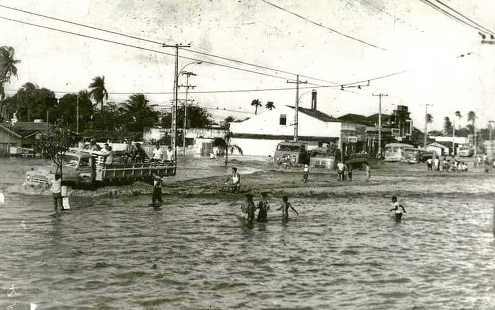 Avenida Caxangá, na Zona Oeste do Recife, durante a cheia de 1975 — Foto: Reprodução/Redes Sociais