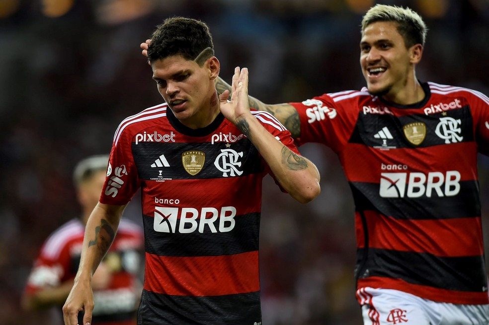 Ayrton Lucas vem brilhando pelo Flamengo — Foto: Marcelo Cortes / Flamengo