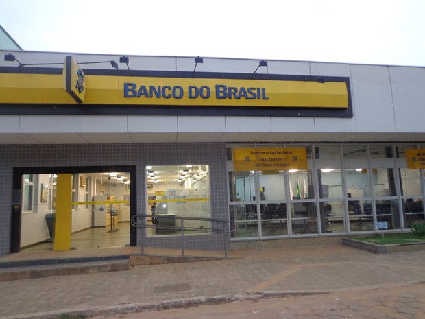 O assalto aconteceu em plena luz do dia, na agência do Banco do Brasil de Sabinópolis. (Foto: Internauta/VC no G1)
