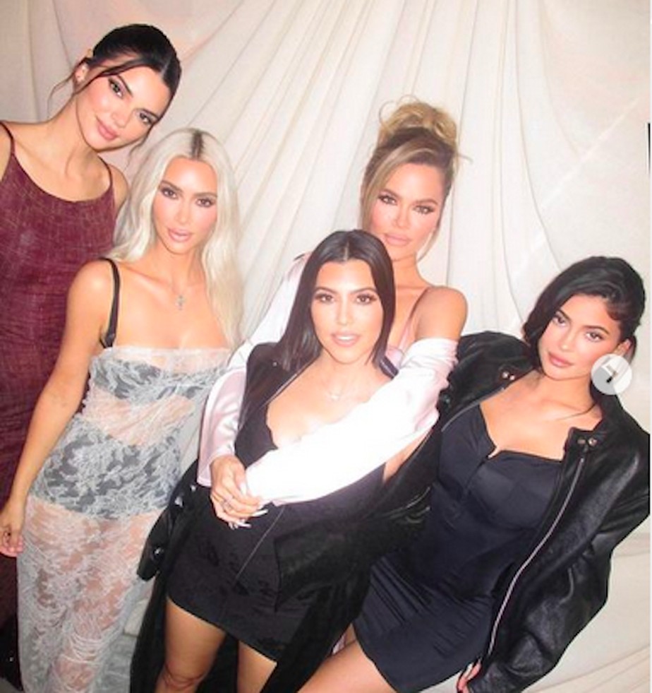 Kim Kardashian com suas quatro irmãs