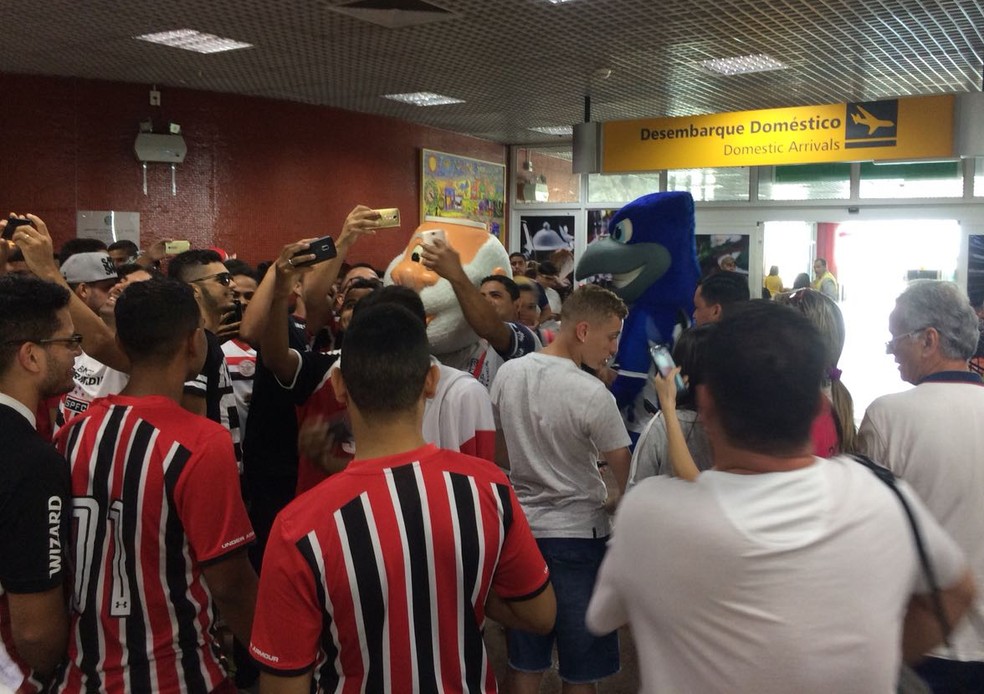 Mascotes de São Paulo e CSA se encontram no aeroporto de Maceió (Foto: Leandro Canônico )