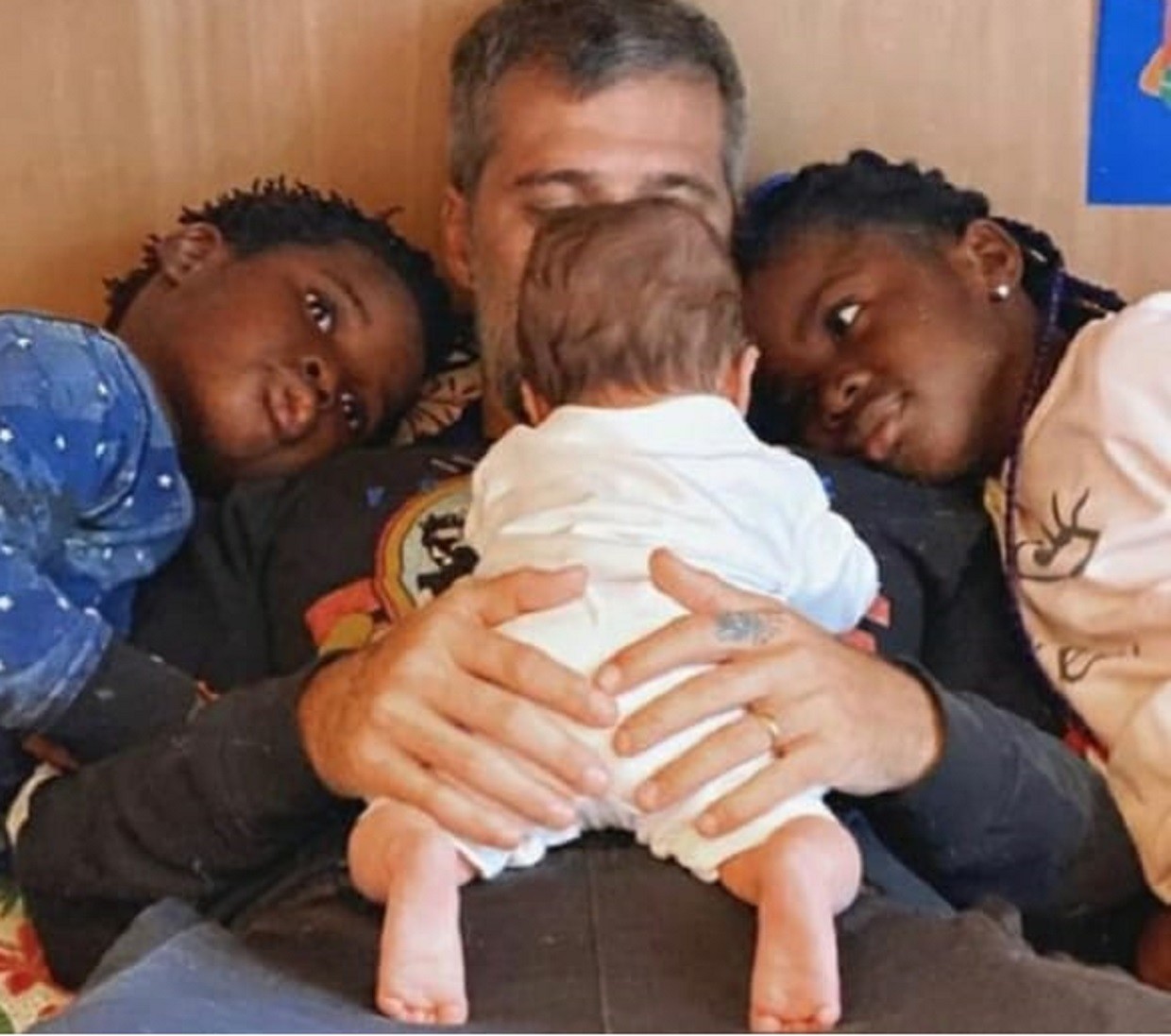 Bruno Gagliasso com os filhos Bless, Zyan e Títi (Foto: Reprodução/Instagram)