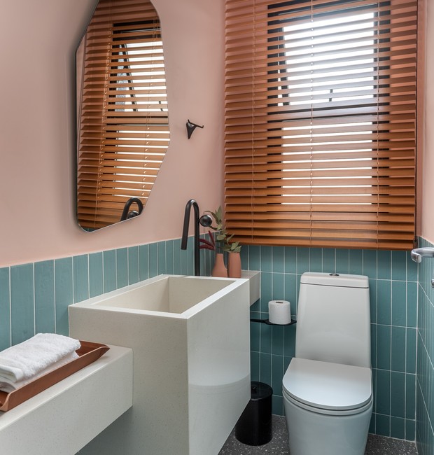 BANHEIRO | As cores também estão presentes nos banheiros da casa para trazer mais vida aos ambientes. Louças e metais são da Deca (Foto: Divulgação / João Paulo Oliveira )