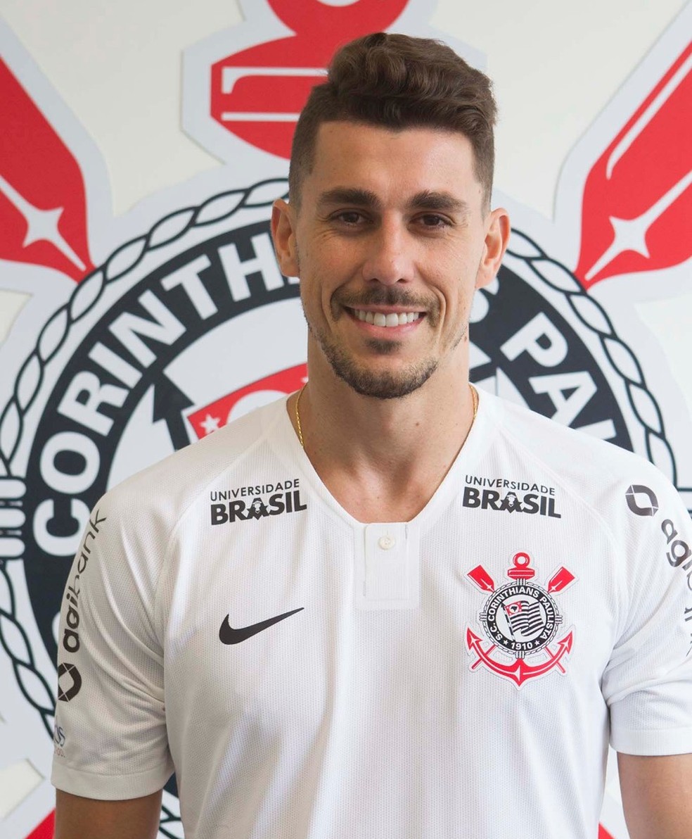 Danilo Avelar aparece no BID e pode jogar pelo Corinthians ...
