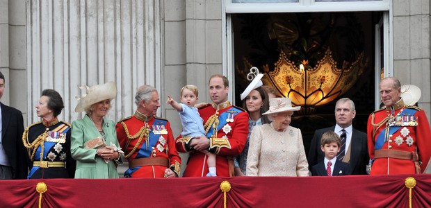 A família real reunida no evento – e o pequeno George rouba a cena! (Foto: Splash News / AKM-GSI)