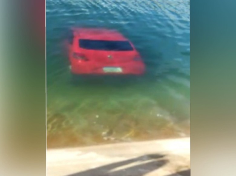 Veículo cai em canal do Cinturão das Águas no Ceará, e duas pessoas morrem