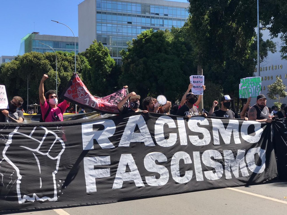 Manifestantes erguem faixa contra o fascismo e o racismo durante ato em Brasília, neste domingo (21) — Foto: Afonso Ferreira/G1