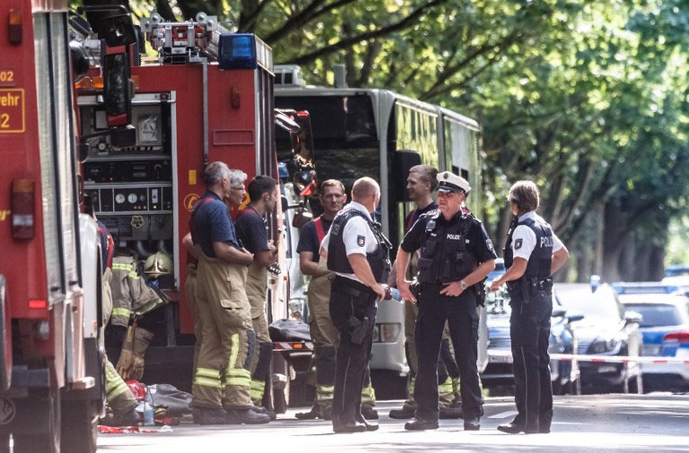 Policiais fazem segurança perto do local onde um homem deixou vários feridos com uma faca em Luebeck, no norte da Alemanha, nesta sexta-feira (20)   (Foto: Markus Scholz / AFP)