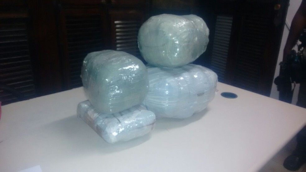A maconha estava dividida em quatro pacotes (Foto: Divulga&ccedil;&atilde;o / PM)
