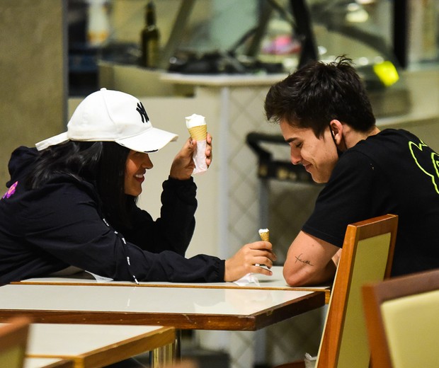 Flay e Pedro Maia tomam sorvete em shopping de SP (Foto:  Leo Franco/Agnews)