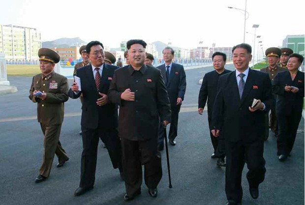 Kim-Jong un, ao centro e segurando uma bengala, reaparece após 40 dias de ausência (Foto: Agência EFE)