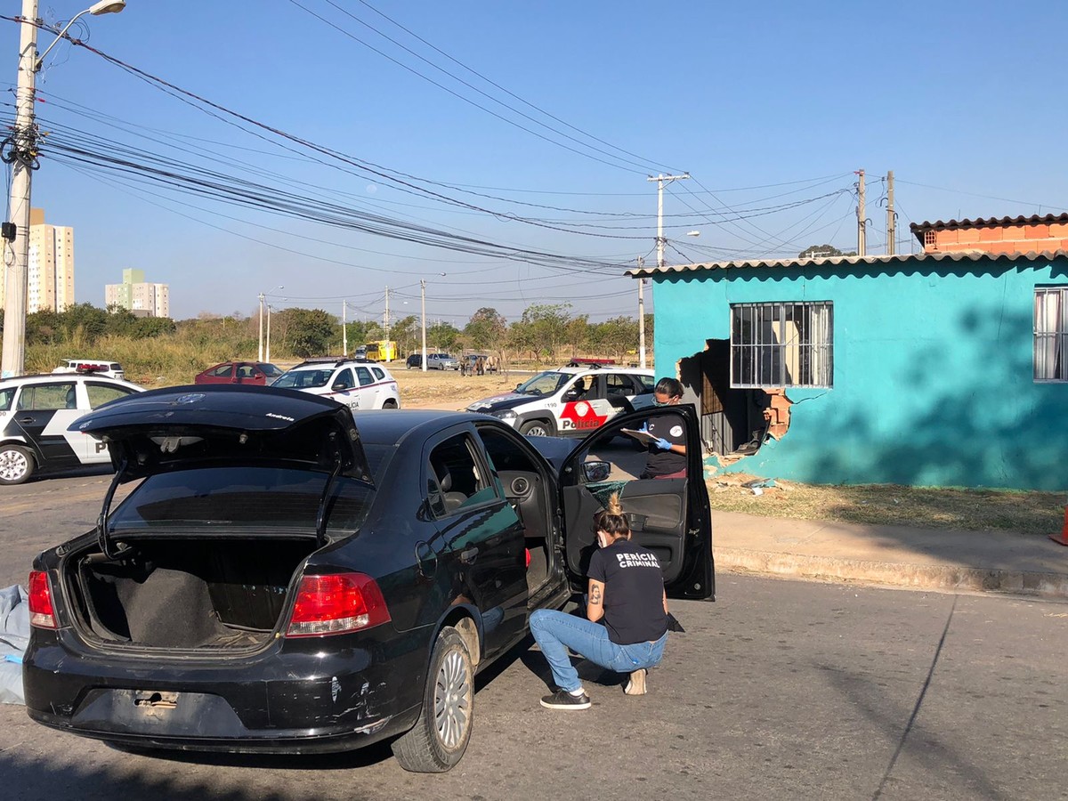 Suspeitos Batem Carro Em Muro De Casa Durante Perseguição E Morrem Baleados Criança Foi Achada 0159