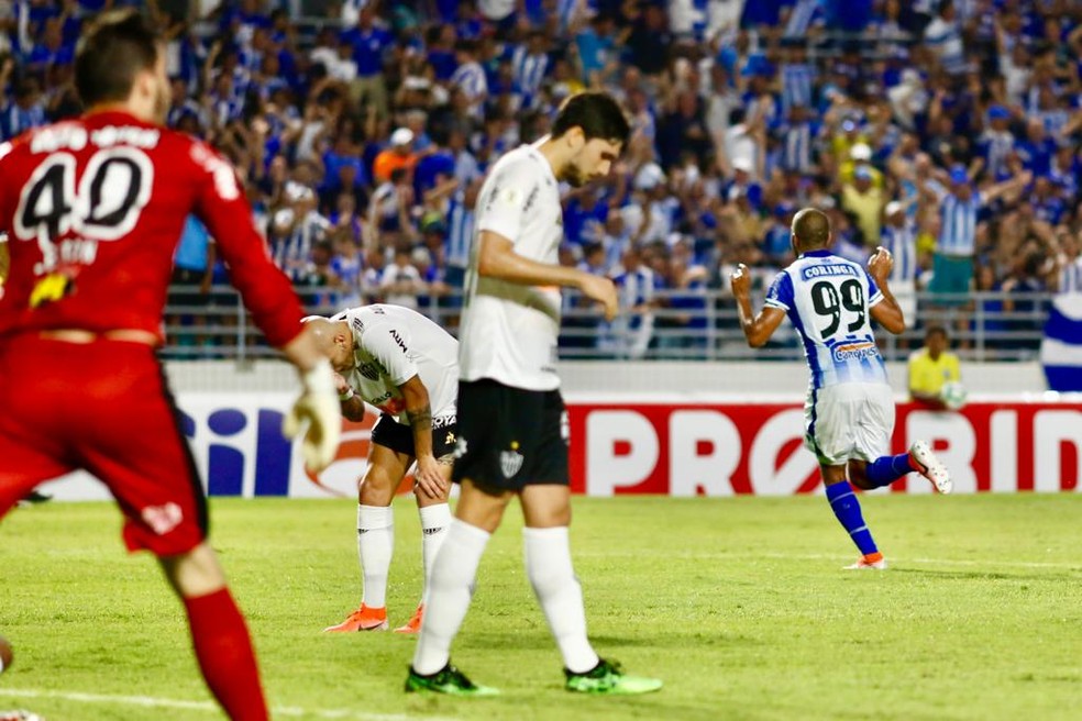 Alecsandro comemora primeiro gol do CSA contra o Atlético-MG — Foto: Felipe Nyland/ Gazeta de Alagoas