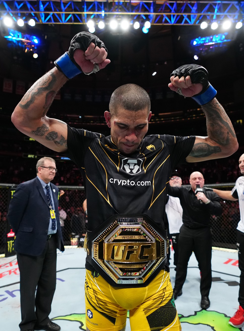 Alex ‘Poatan’ Pereira com seu cinturão após vencer Israel Adesanya no UFC — Foto: Getty Images