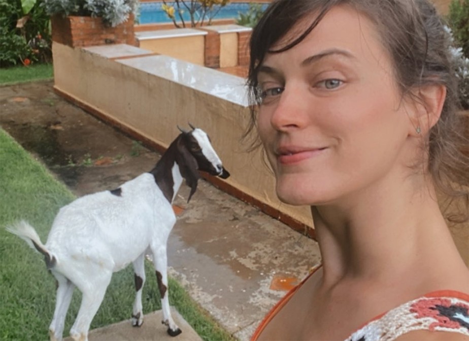 Bianca Bin adota cabra