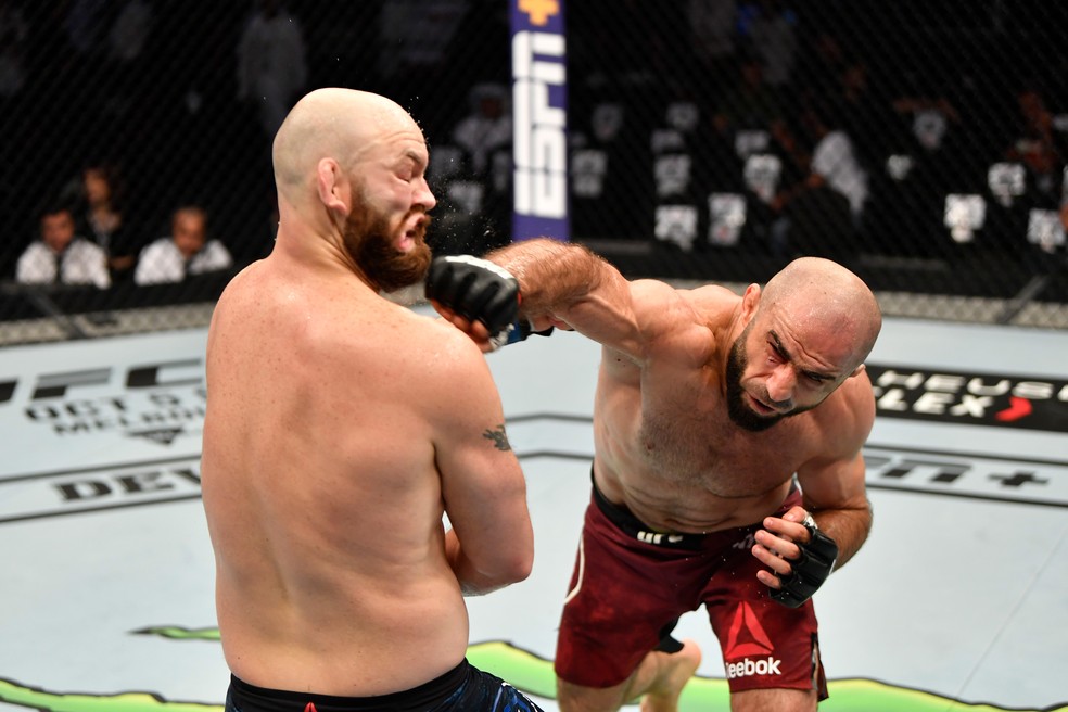 Omari Akhmedov golpeia Zak Cummings em sua vitÃ³ria no UFC 242 â?? Foto: Getty Images