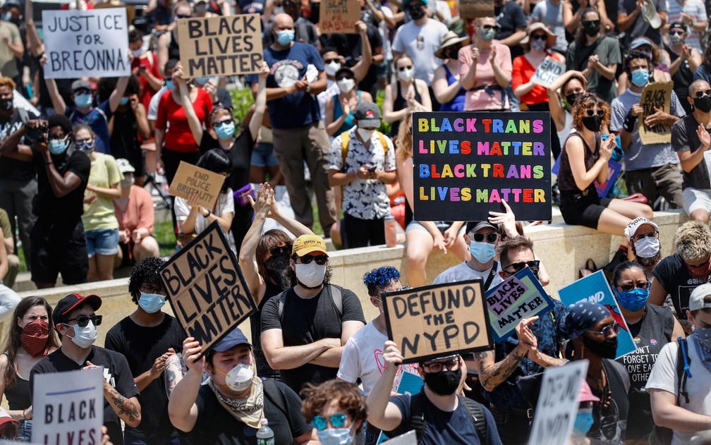 Manifestantes se reúnem em celebração ao Juneteenth no Brooklyn Museum, em Nova York, na sexta-feira (19) — Foto: AP Photo/John Minchillo