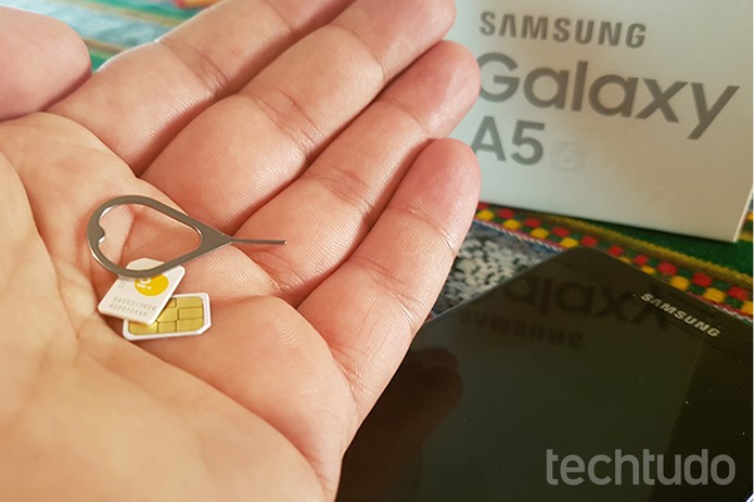 Você vai precisar de dois chips nano, além do pino ejetor da bandeja dos SIM cards, que acompanha o celular (Foto: Filipe Garrett/TechTudo)