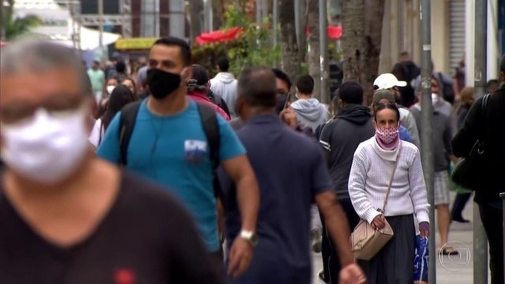 Flexibilização do isolamento social fez com que mais pessoas voltassem a procurar por trabalho, o que elevou os números do desemprego — Foto: Jornal Nacional