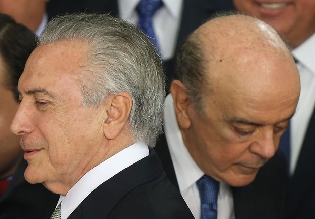 O presidente interino Michel Temer e o ministro das Relações Exteriores, José Serra, durante cerimônia de posse do novo governo (Foto: Lula Marques/Agência PT)