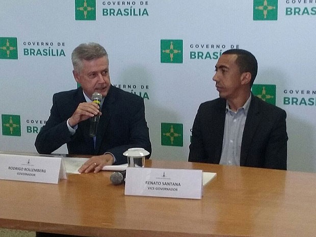 O governador Rodrigo Rollemberg ao lado do vice, Renato Santana, durante anúncio de medidas para contenção de gastos do governo (Foto: Isabella Formiga/G1) O governador Rodrigo Rollemberg ao lado do vice, Renato Santana, durante anúncio de medidas para contenção de gastos do governo (Foto: Isabella Formiga/G1)