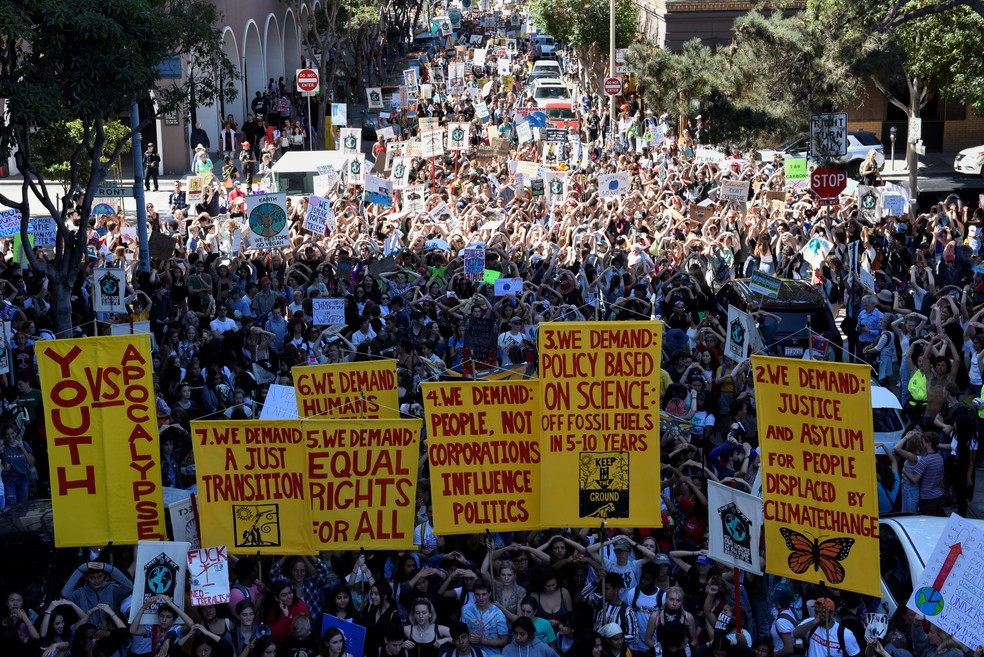Milhares de pessoas participam de protesto pelo clima em San Francisco, nos Estados Unidos. — Foto: REUTERS/Kate Munsch