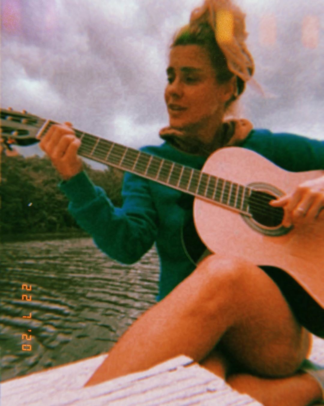 Carolina Dieckmann posta foto tocando violão (Foto: Reprodução/ Instagram)