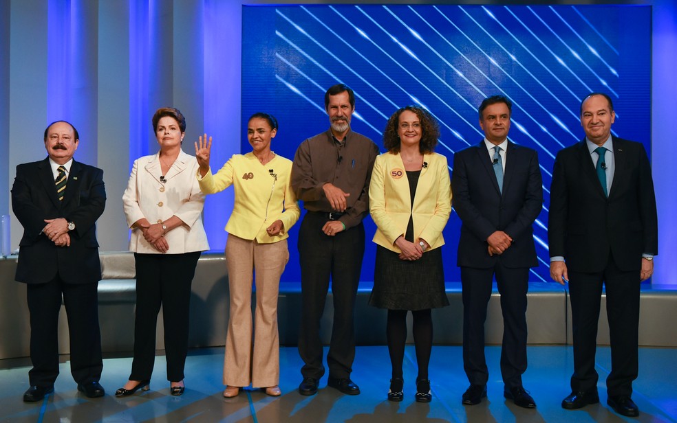 Os candidatos Levy Fidelix (PRTB), Dilma Rousseff (PT), Marina Silva (PSB), Eduardo Jorge (PV), Luciana Genro (PSOL), Acio Neves (PSDB) e Pastor Everaldo (PSC) no incio do debate em 2014  Foto: Yasuyoshi Chiba / AFP