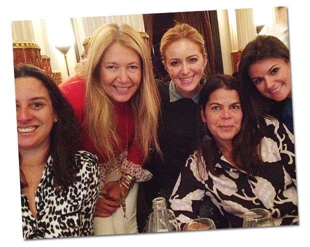 Time de brasileiras reunidas: Silvia Rogar, Donata Meirelles, Cris Tamer, Daniela Falcão e Sophia Alckmin (Foto: Reprodução/Instagram)