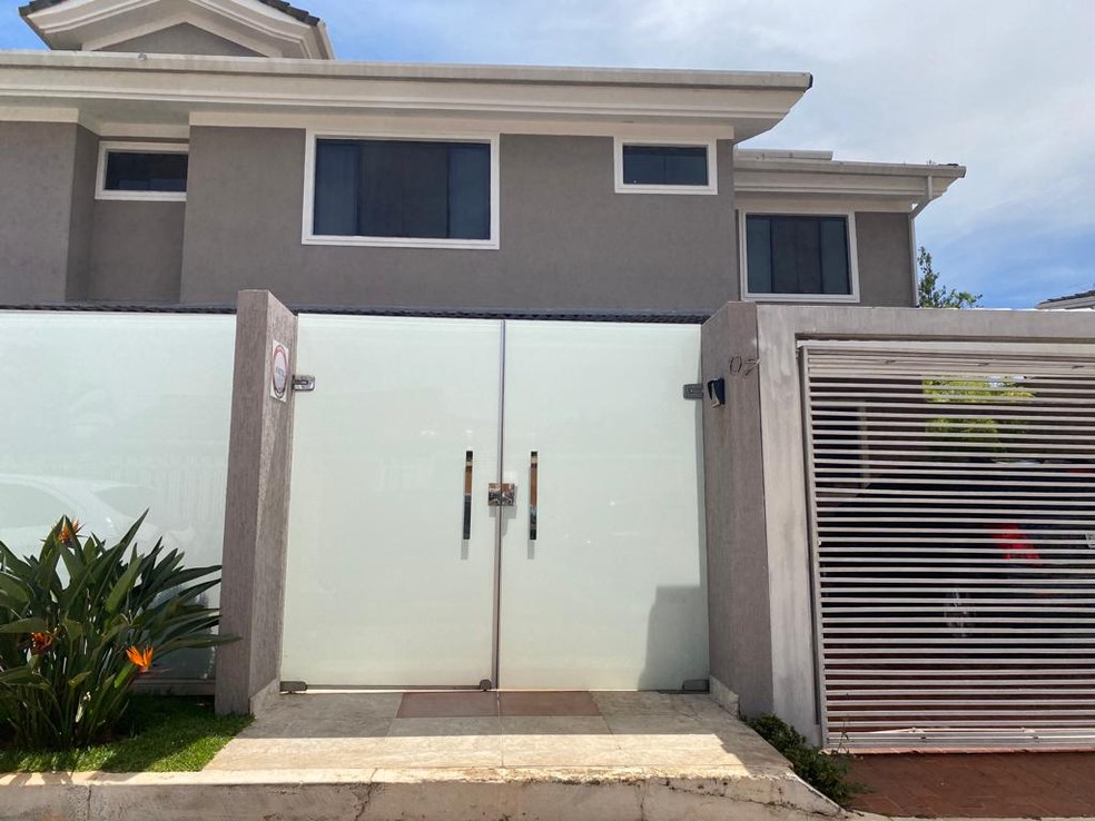 Piscina, pel&iacute;cula de privacidade e quadra de t&ecirc;nis: como &eacute; a casa onde  Bolsonaro e Michelle v&atilde;o morar; veja fotos | Pol&iacute;tica | O Globo