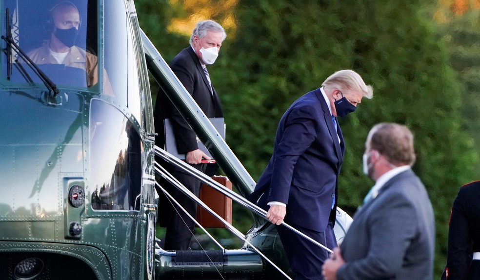 Trump deixa helicóptero após chegar a hospital militar em Washington, onde ficará internado após ser diagnosticado com Covid-19. — Foto: REUTERS/Joshua Roberts