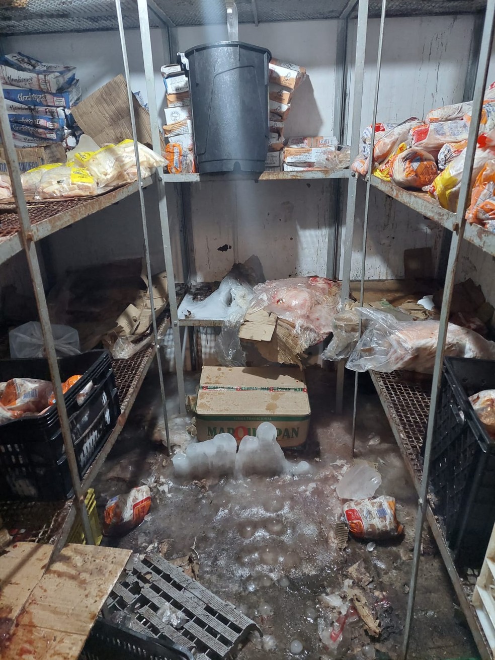 Vigilância Sanitária Municipal autuou um mercado pelo armazenamento inadequado de produtos alimentícios em Presidente Prudente — Foto: Visa