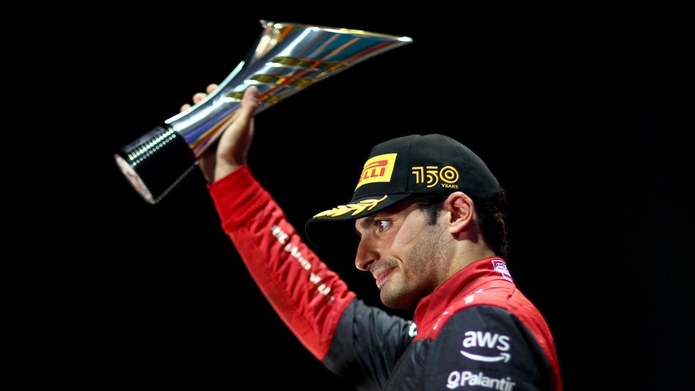 Carlos Sainz levanta o troféu do terceiro lugar do GP de Singapura no pódio de Marina Bay — Foto: Dan Istitene/F1 via Getty Images